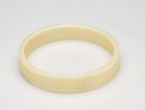 Plastic armband gedragen door vrouwen