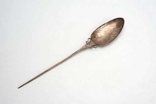 Gesmeede kledingspeld in lepelvorm
