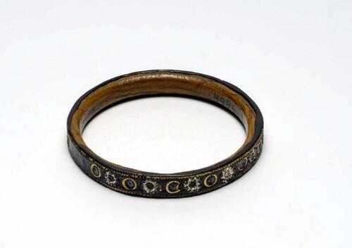 Houten armband met plastic laag, versierd met ingedrukte decoraties