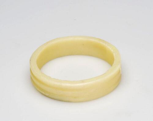 Plastic armband gedragen door vrouwen