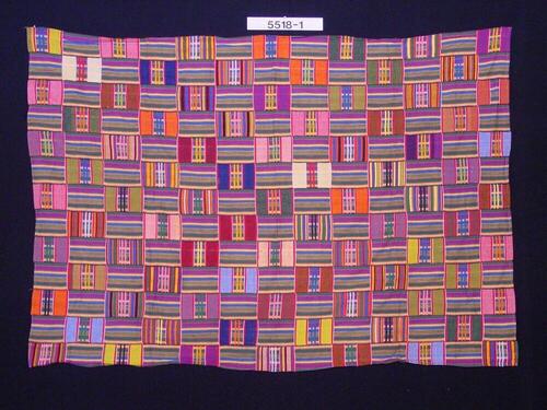 Kleurige omslagdoek met blokpatroon