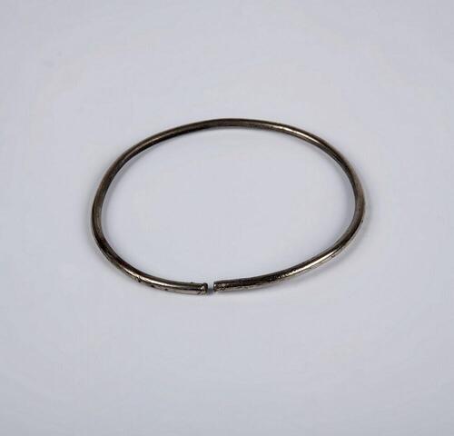 Armband, die gedragen wordt bij het candomblé kostuum voor de godin Iemanjá