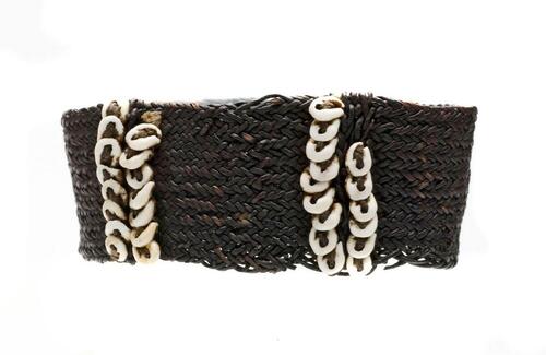 Armband van gevlochten mycelium met nassaschelpjes