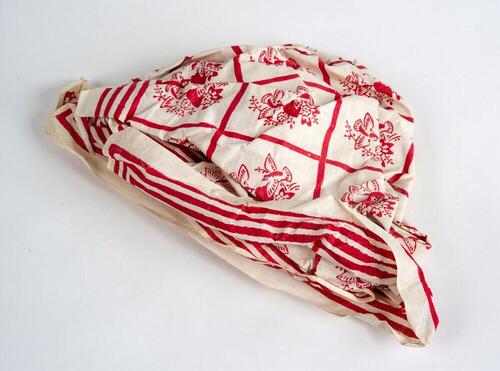 Hoofddoek, deel van een koto ensemble