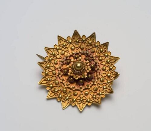Gouden stervormige broche, versierd met filigraan