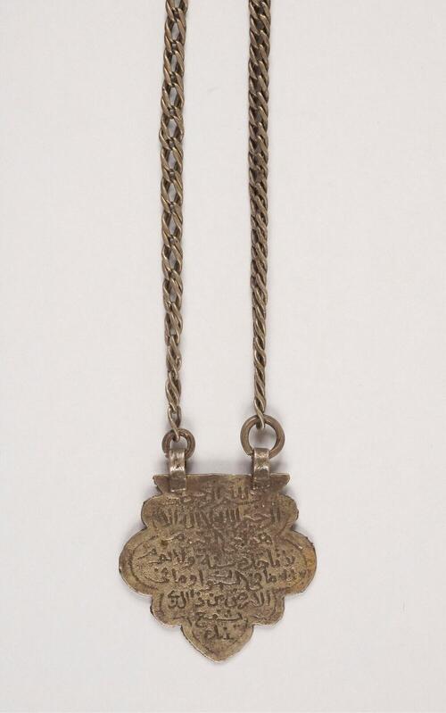 Halsketting met amulethanger