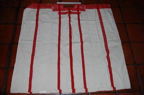 Witte huipil met rode strepen en geometrische motieven