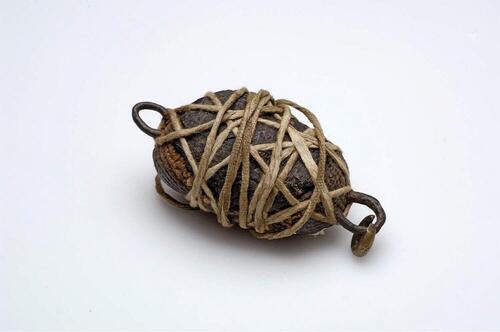 Nootvormige amulet, oorspronkelijk onderdeel van een ketting