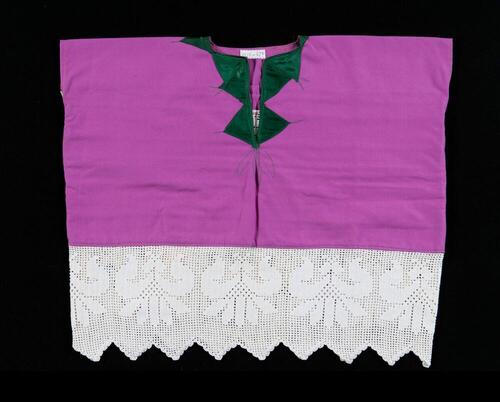 Roze en witte huipil
