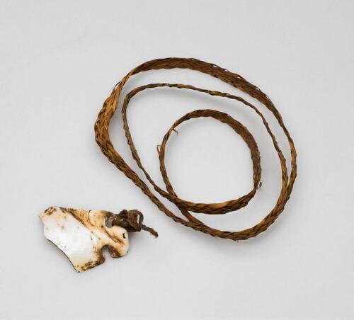 Smal bovenarmband, versierd met een stukje schelp