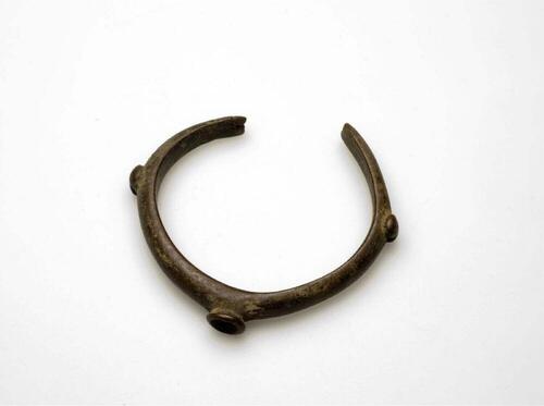 Koperen armband met grisgris gedragen als bescherming tegen ziekte en onheil