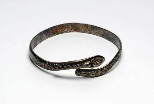 Zilveren armband in vom van een slang, versierd met drijfwerk