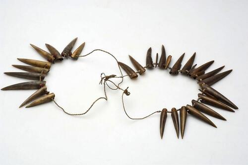 Twee armbanden van casuarisnagels, coixpitten en erythrinazaden