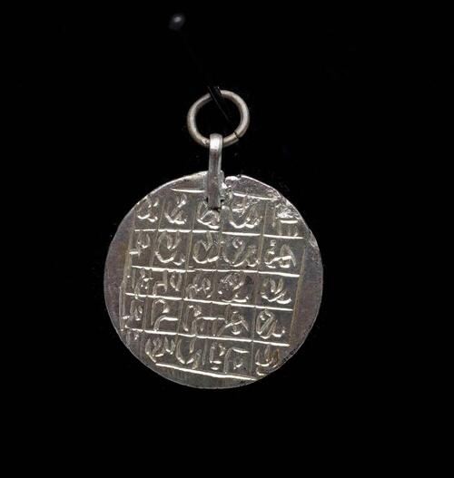 Amulethanger met ster en magisch vierkant