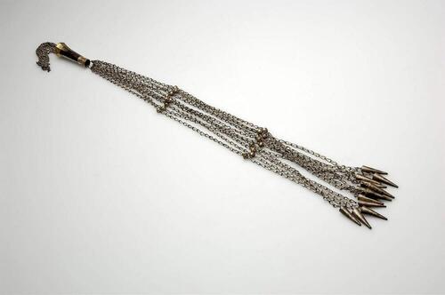 Haarsieraad in de vorm van een ketting, wordt in het haar gevlochten