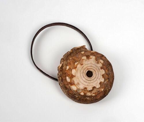 Oorhanger o.a. vervaardigd van conusschelp