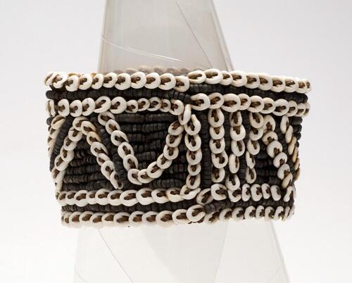 Armband van touw gevlochten en versierd met nassaschelpjes en kralen