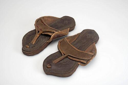 Een paar leren teenslippers