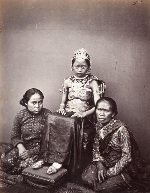 Dochter van de Regent van Bandoeng met twee hofdames.