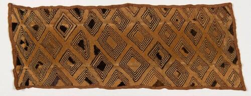 Raffia weefsel, geborduurd met geometrische motieven