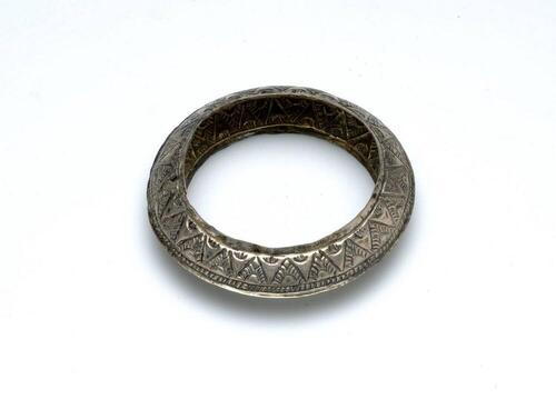 Armband van geciseleerd zilver, versierd met toempalmotief