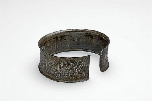 Zilveren platte armband met versiering in reliëf