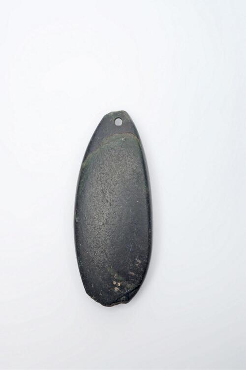 Ellipsvormige stenen hanger, gebruikt als amulet