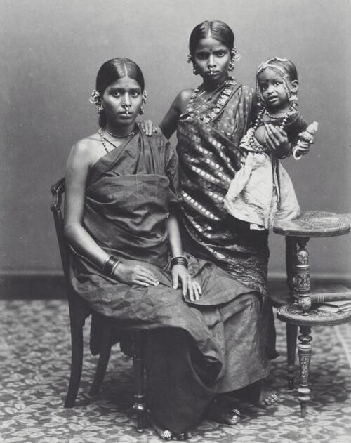 Studioportret van twee vrouwen en een kind, Ceylon