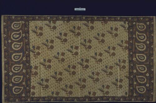 Katoenen schouderdoek, wellicht tafelkleed, met florale motieven en stroken met kashmir-achtige…