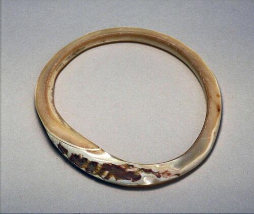 Armband van conusschelp