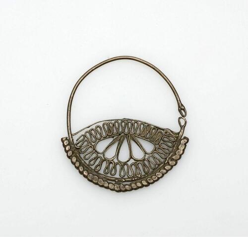 Hanger van zilveralliage, gedragen aan oor of neus