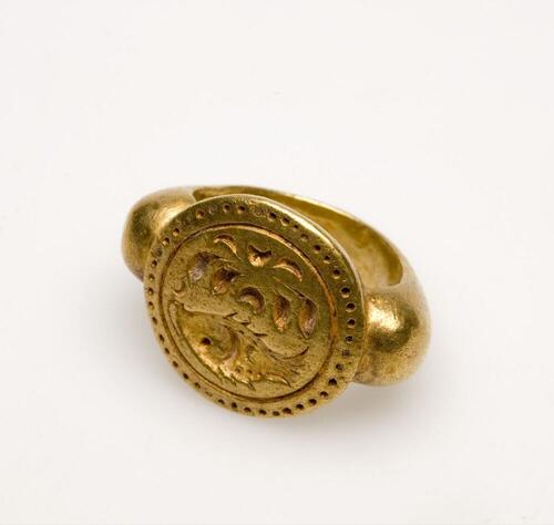 Gouden ring met stempelkussen met een vis op lotuskussen