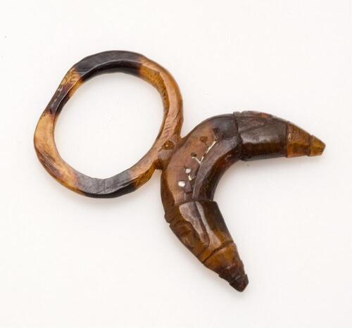 Finger ring, made of turtle shell