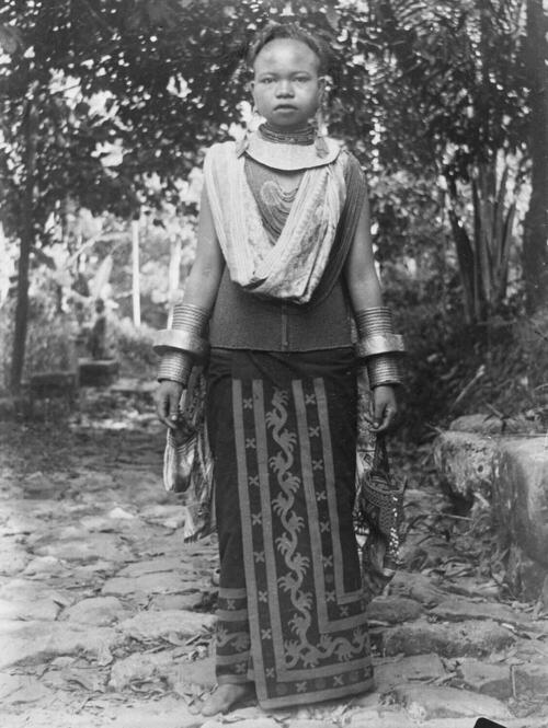 Portret van de vrouw van een hoofd op Zuid-Nias in ceremoniële kleding