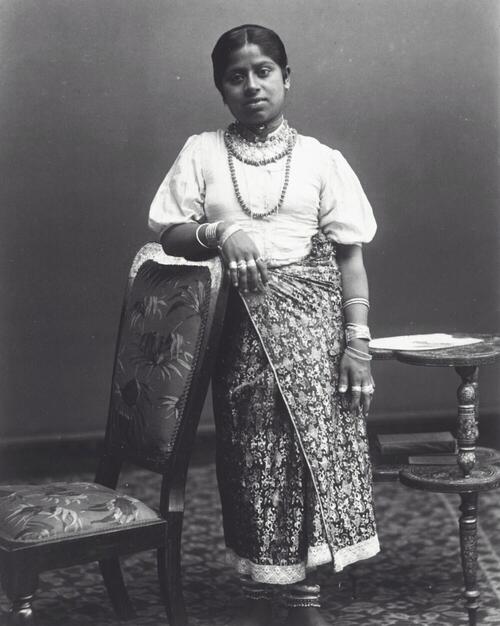 Studioportret van een Sinhalese vrouw, Ceylon