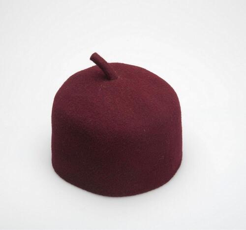 Mannenhoofddeksel van rood vilten