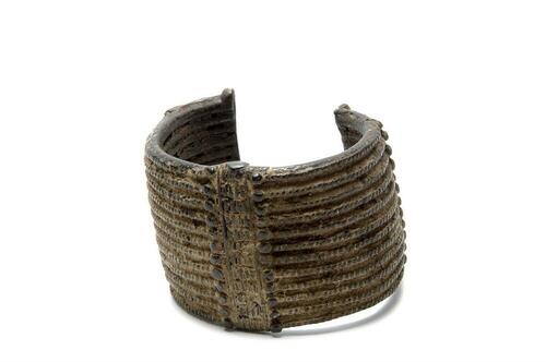 Messingen armband, versierd met rondgaande banen van punten