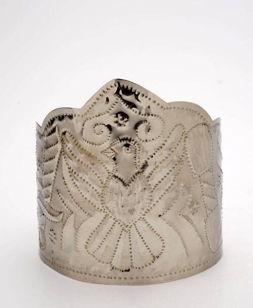 Armband voor de bovenarm, die een onderdeel is van het candomblé kostuum voor de godheid Oxalá