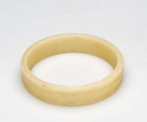 Plastic armband gedragen door vrouwen