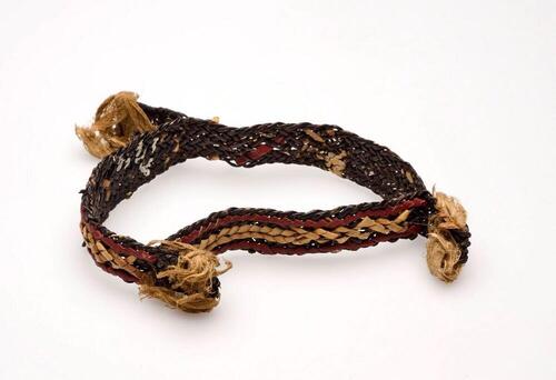 Armband van gevlochten mycelium met versiering van gekleurde bladrepen