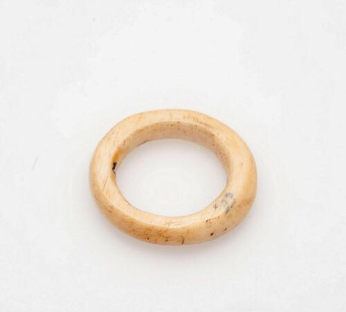Wit benen ring