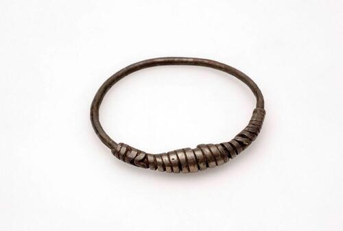 Indo-javaanse armband met omslingering zilverdraad