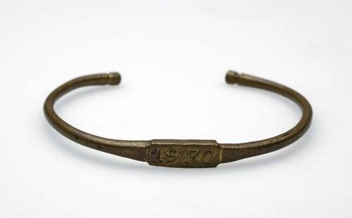 Messingen armband met verbreed rechthoekig plateau
