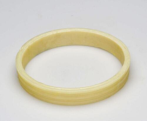 Plastic armband gedragen door vrouwen