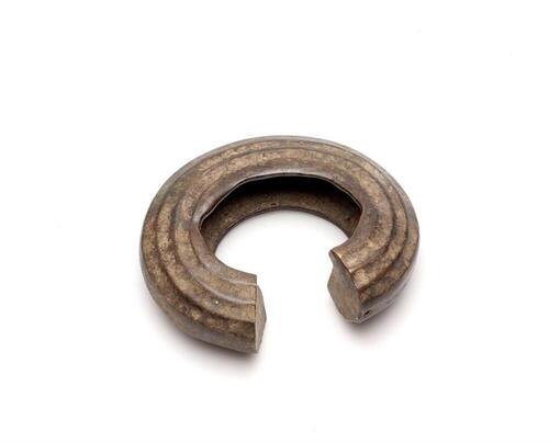 Bronzen beenring