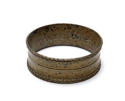 Messingen armband, versierd met snoerornament