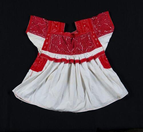 Met borduurwerk versierde vrouwenblouse