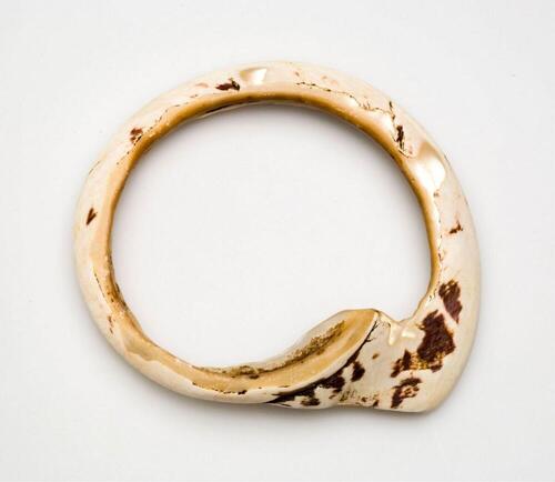 Armband geslepen uit een schelp
