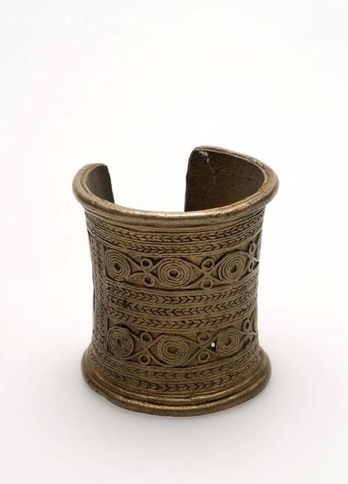 Gegoten bronzen vrouwenarmband