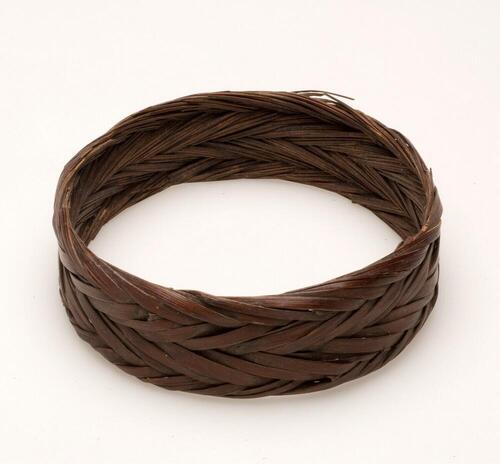 Bovenarmband van gevlochten rotan